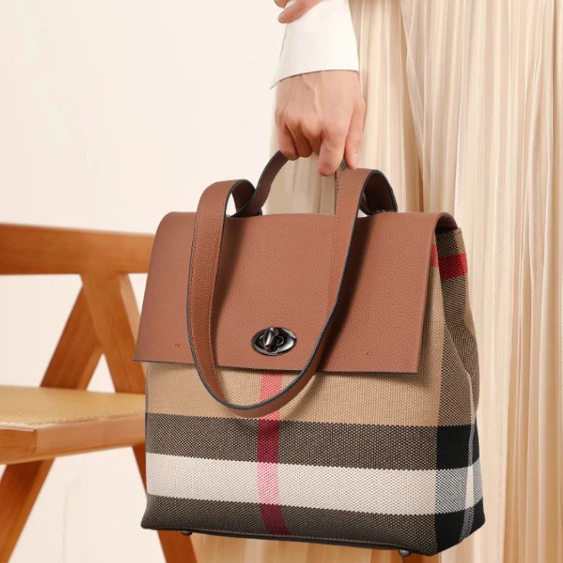 Mochila Feminina Xadrez - Couro Premium
