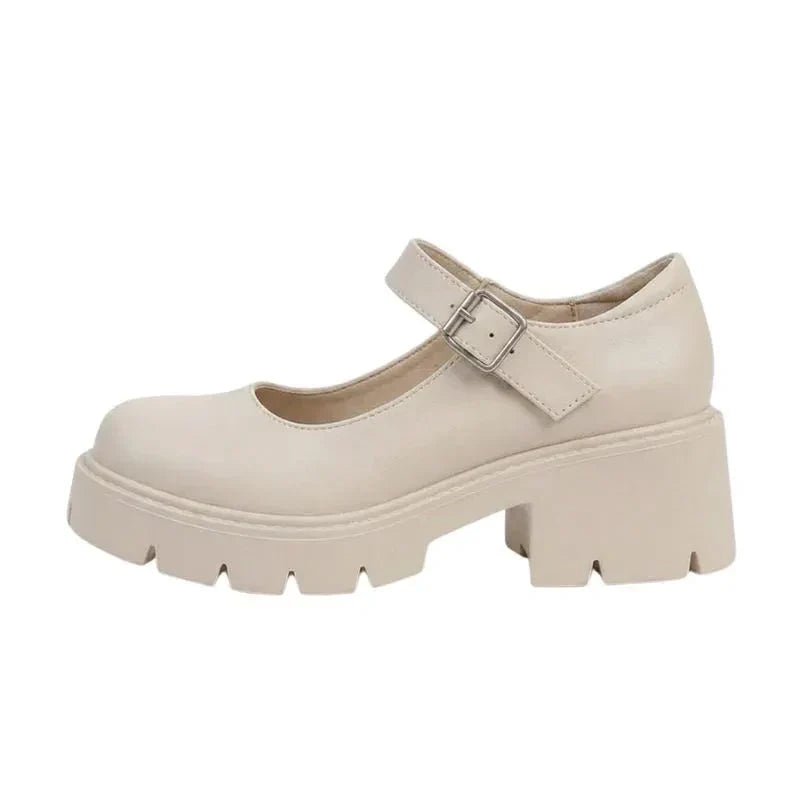 Sapato Mary Jane bege com plataforma tratorada Stella em fundo branco