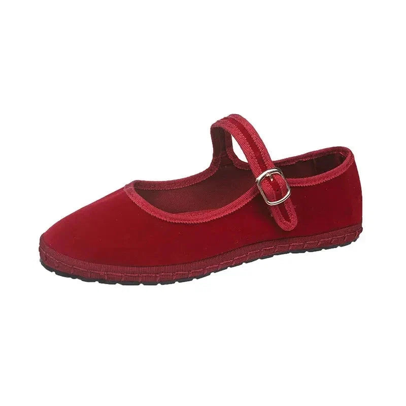 Sapatilha feminina vermelho cherry de veludo Rubí em fundo branco