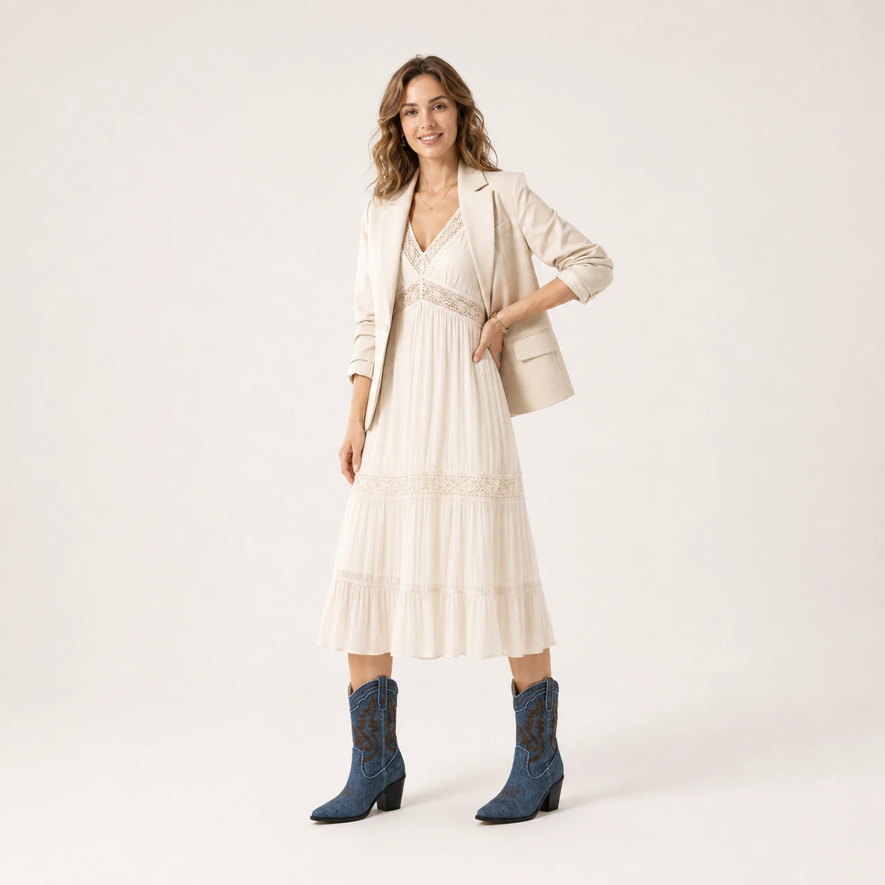 Modelo de corpo inteiro usando Bota Texana Feminina Jeans Escuro Dakota