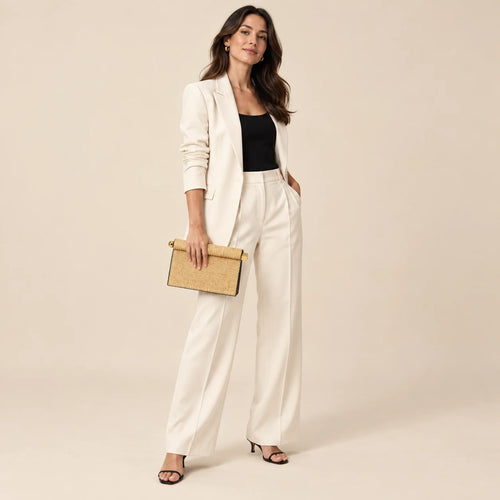 Modelo feminina de corpo inteiro usando bolsa clutch palha natural Lumière