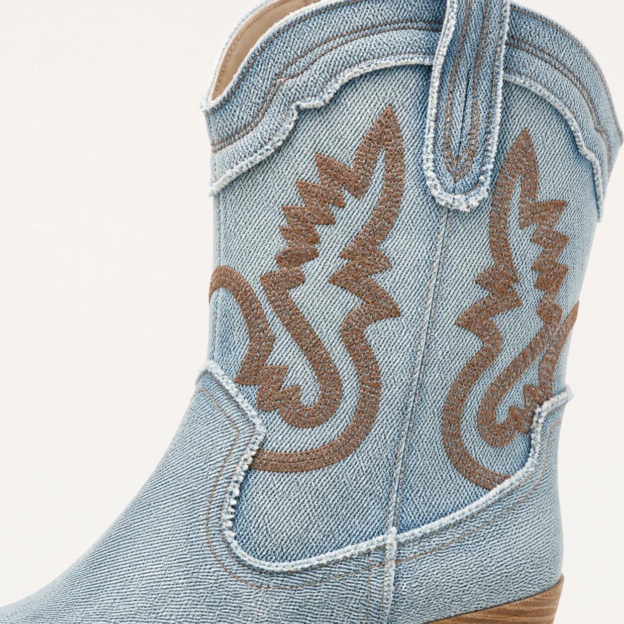 Detalhe da textura jeans e dos bordados da Bota Texana Dakota