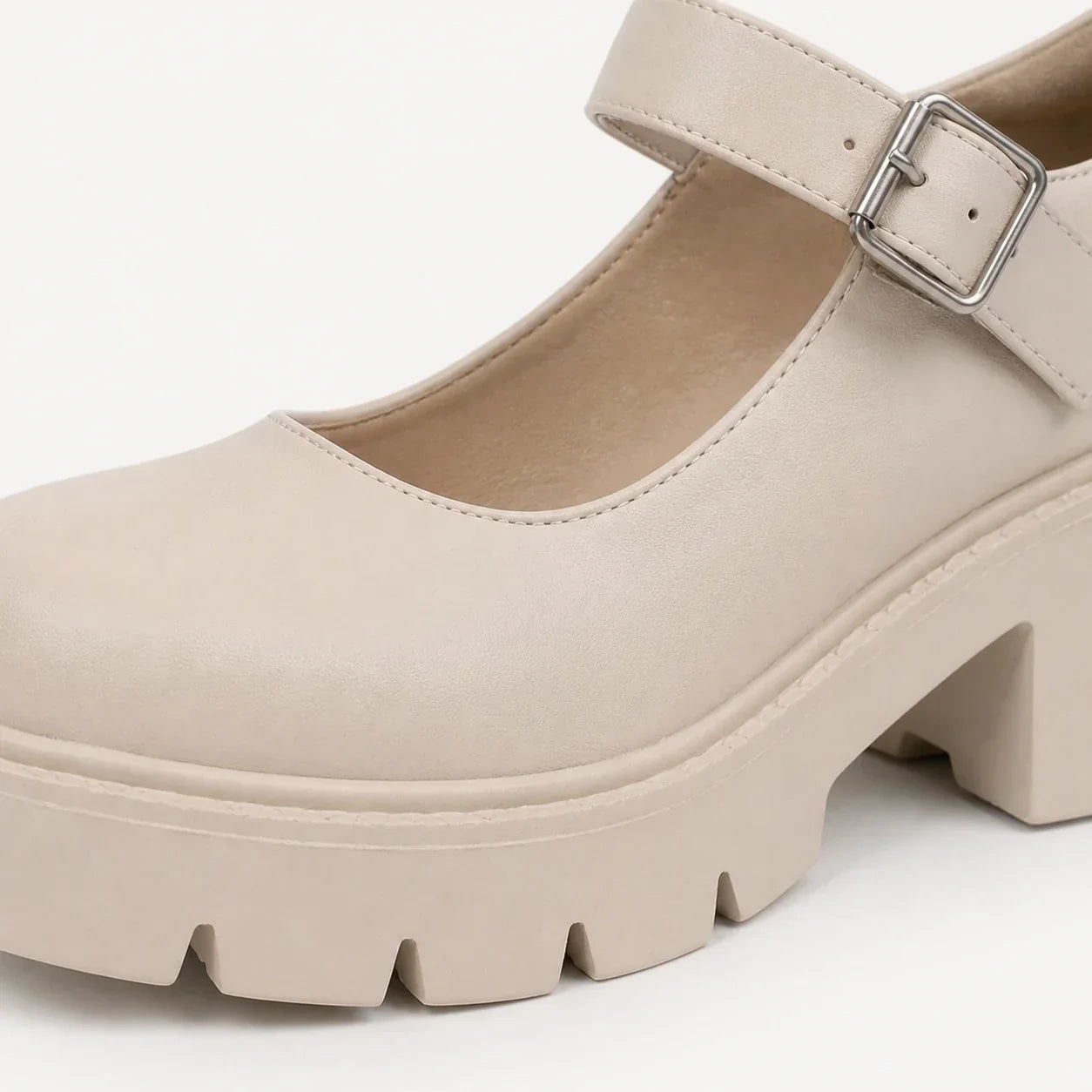Detalhe do material, costura e fivela do Mary Jane bege Stella
