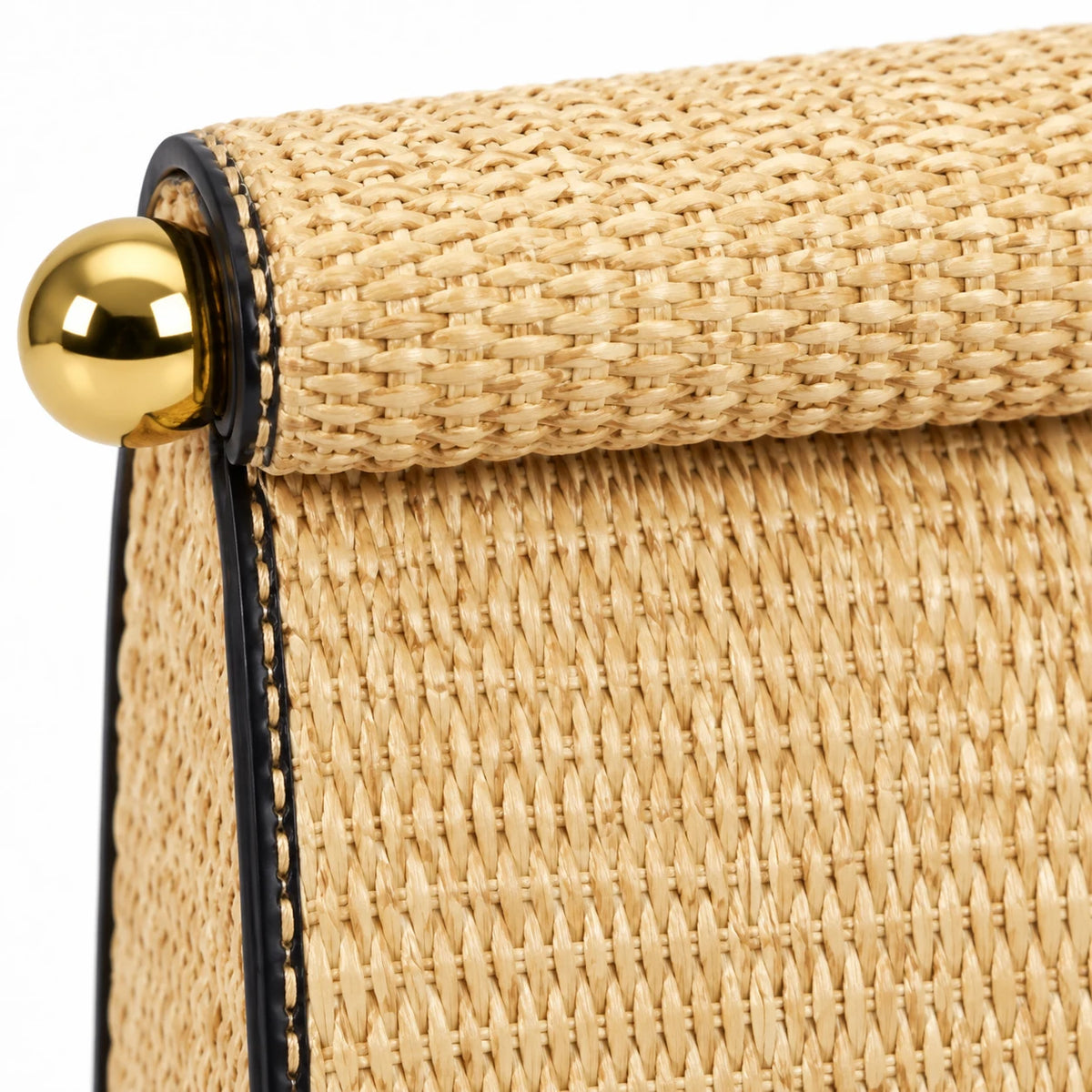 Detalhe aproximado da textura e costura da bolsa palha natural Lumière