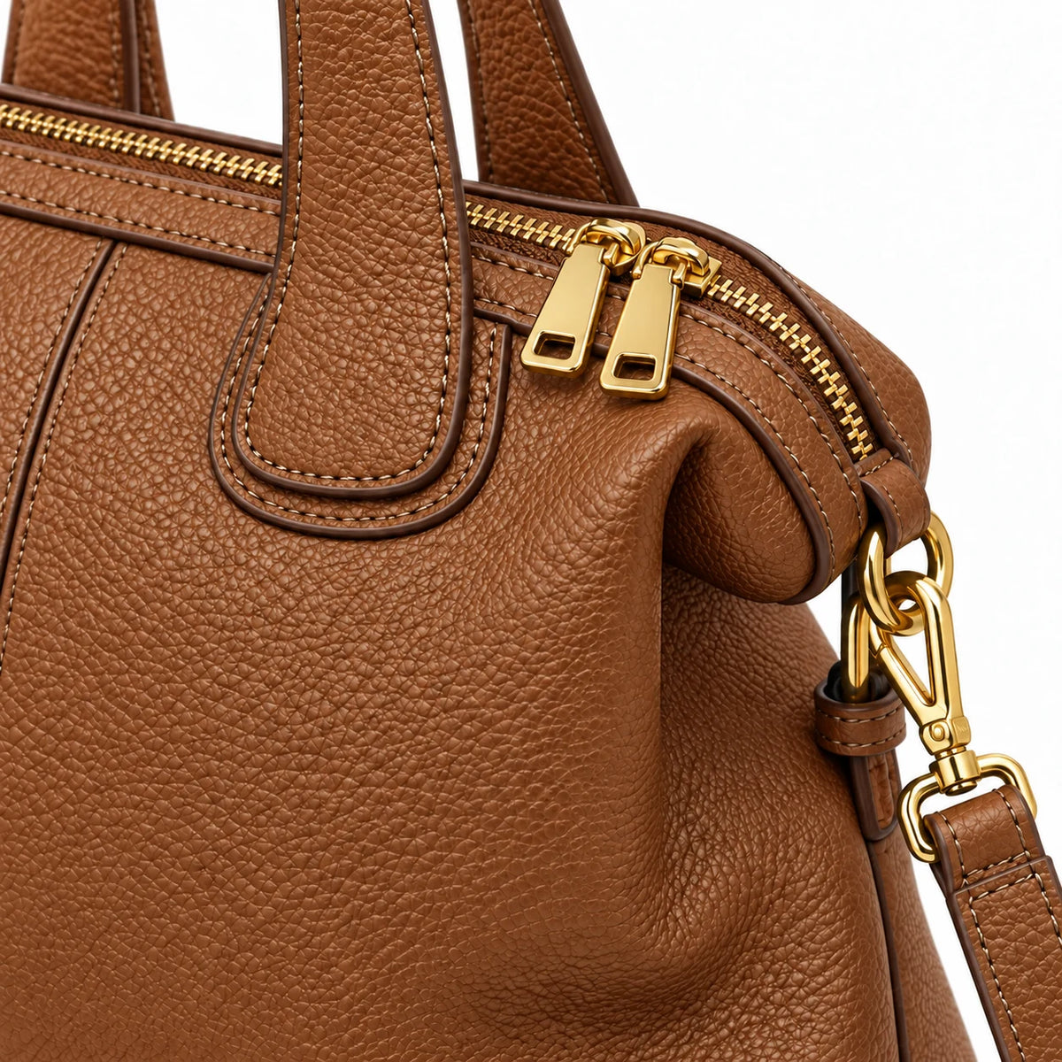 Detalhe dos zíperes e ferragens douradas da bolsa marrom