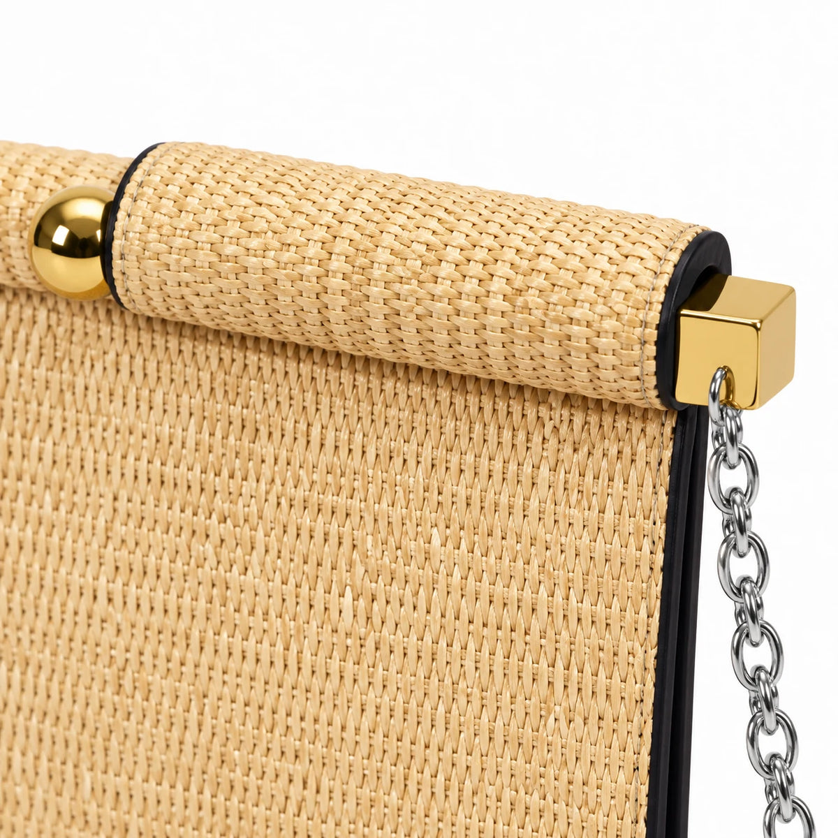 Detalhe das ferragens douradas e corrente prateada da clutch Lumière
