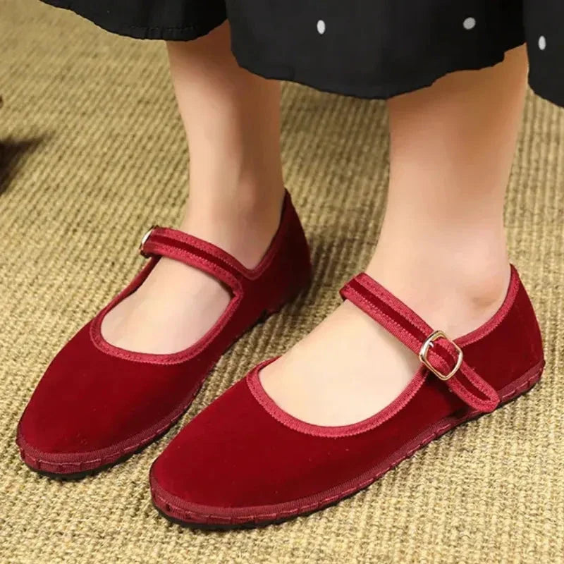 Look feminino com sapatilha vermelho cherry de veludo Rubí