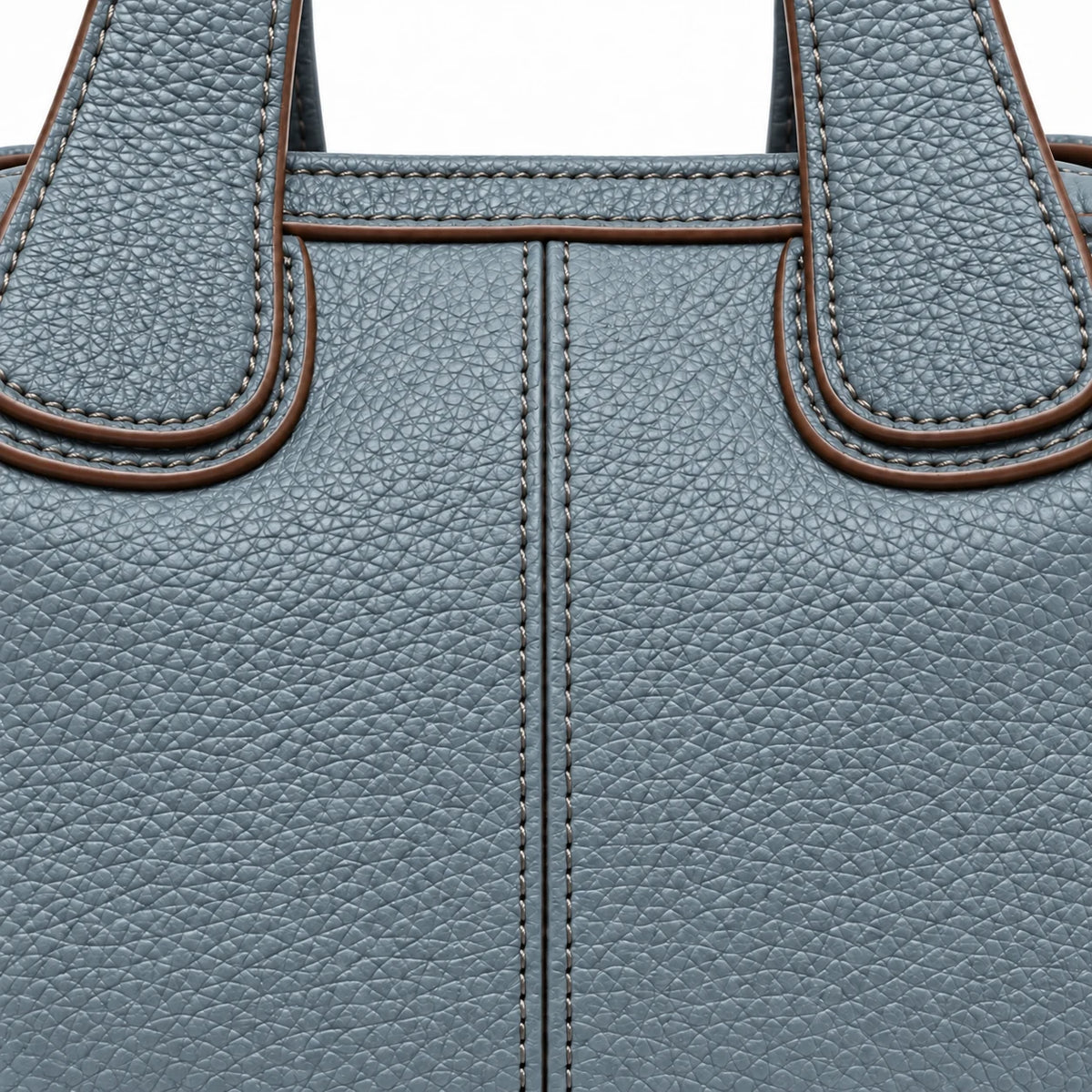 Detalhe da textura do couro e das costuras da bolsa azul