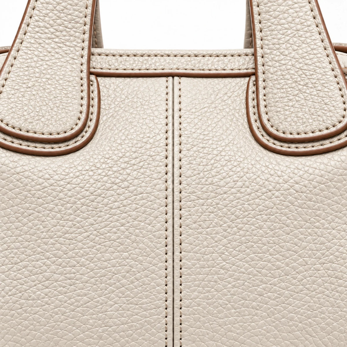 Detalhe da textura do couro e das costuras da bolsa branca
