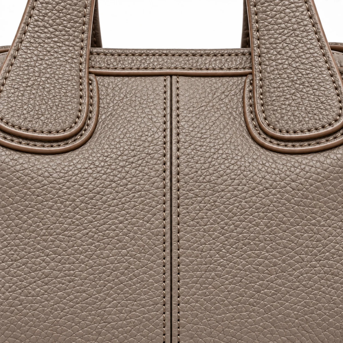 Detalhe da textura do couro e das costuras da bolsa cinza