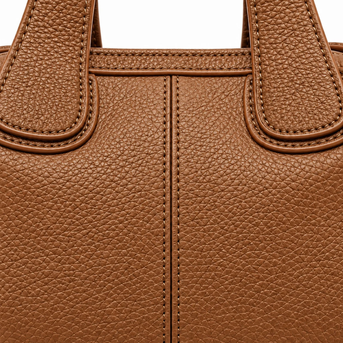 Detalhe da textura do couro e das costuras da bolsa marrom