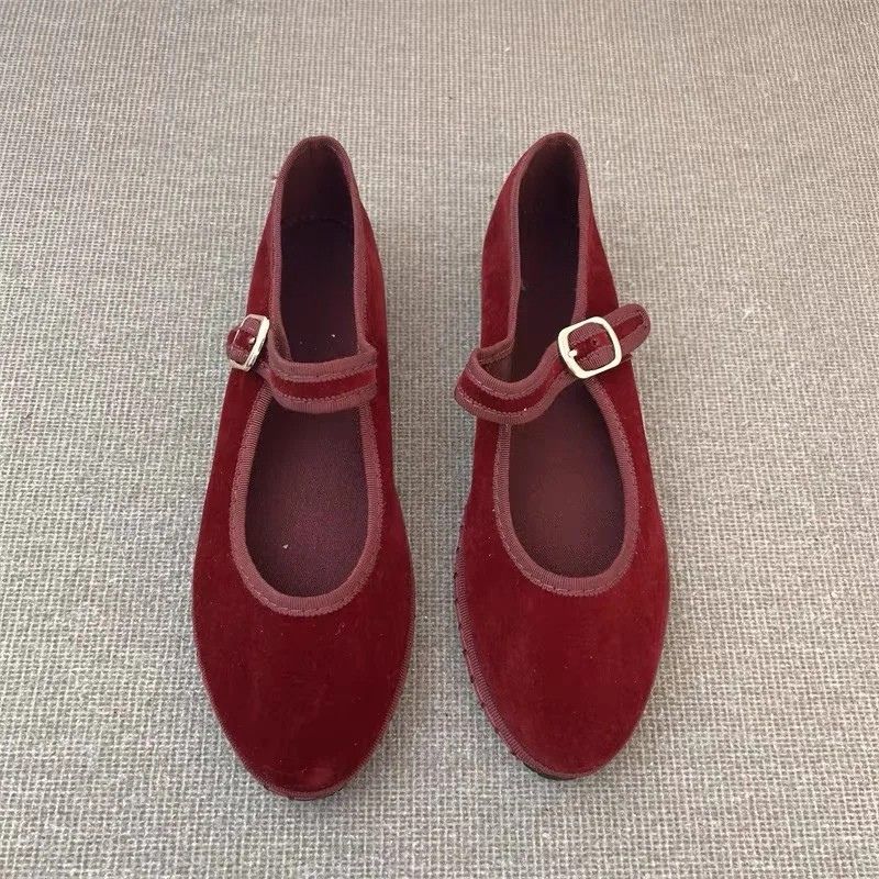 Par de sapatilhas Mary Jane de veludo vermelho cherry com fivela dourada – vista superior