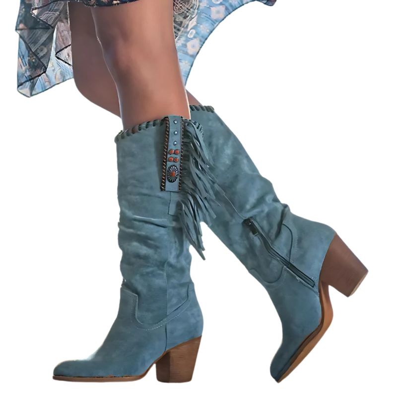 Bota texana feminina azul cano médio com franjas e zíper lateral – detalhe no pé