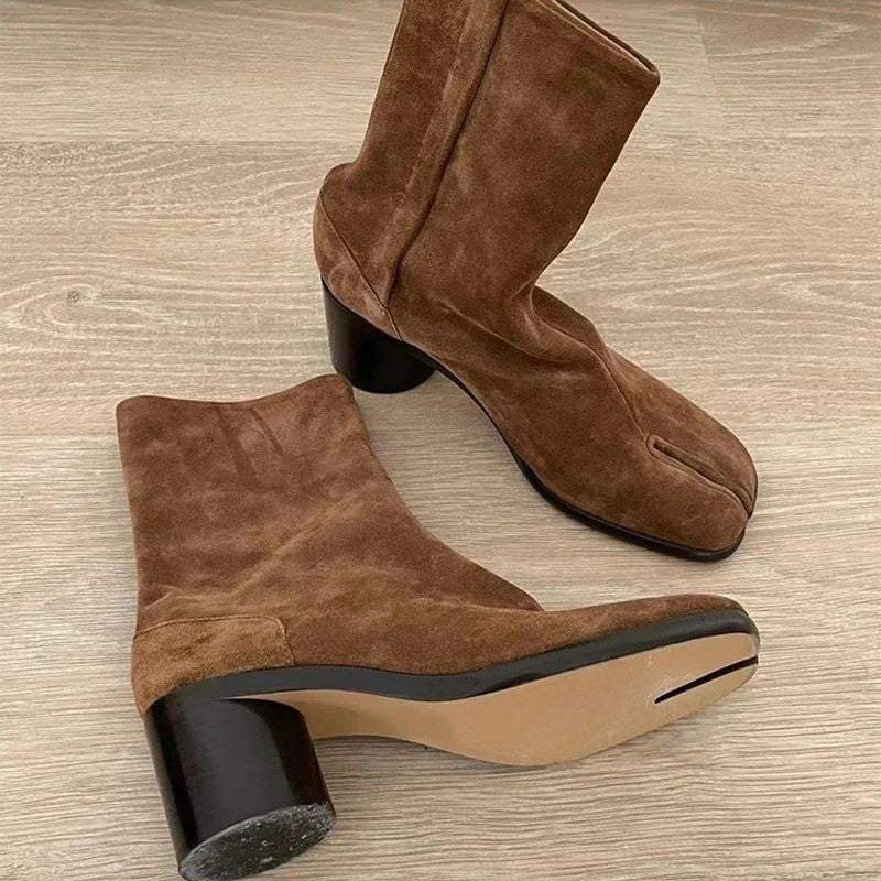 Bota Tabi Coreana Feminina Marrom — vista lateral em fundo branco, cabedal em camurça sintética texturizada cor caramelo, bico split toe, cano tornozelo estruturado e salto grosso redondo, estilo minimalista sofisticado"