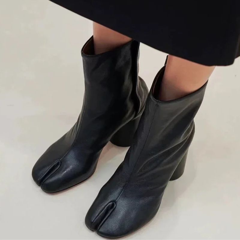 Detalhe do bico: alt focado no split toe e moda street style