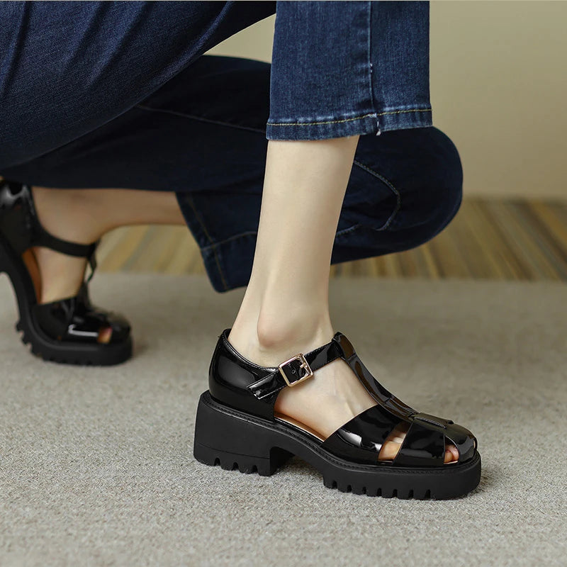 Sandália Fisherman Feminina Tratorada Preta – Maitê em uso com jeans