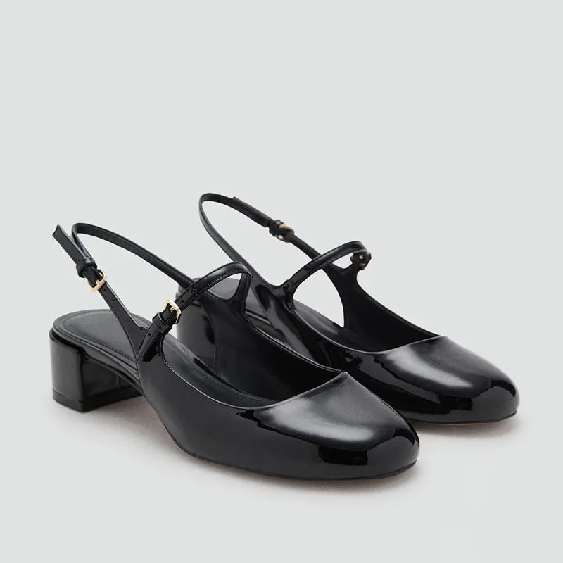 Par de sapatos slingback pretos Maelle com fivelas e salto bloco em fundo claro
