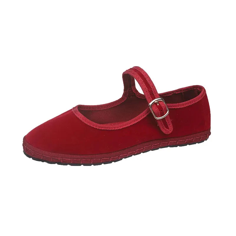 Sapatilha Mary Jane de veludo vermelho cherry – detalhe do solado antiderrapante e acabamento costurado