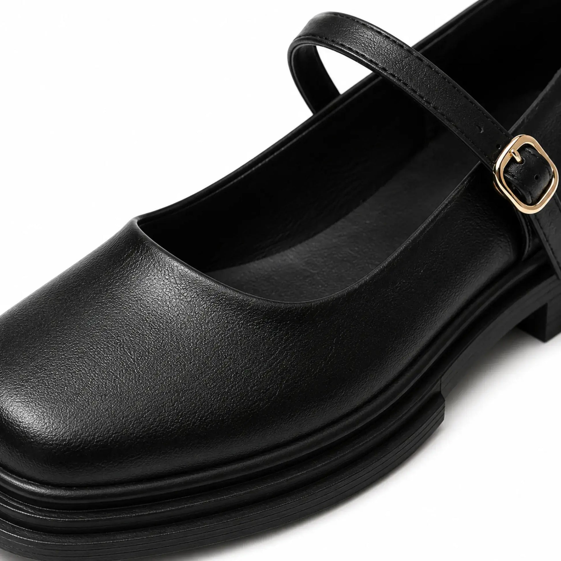Close da textura do Sapato Mary Jane Feminino Preto Élise em PU Premium com acabamento refinado e fivela dourada