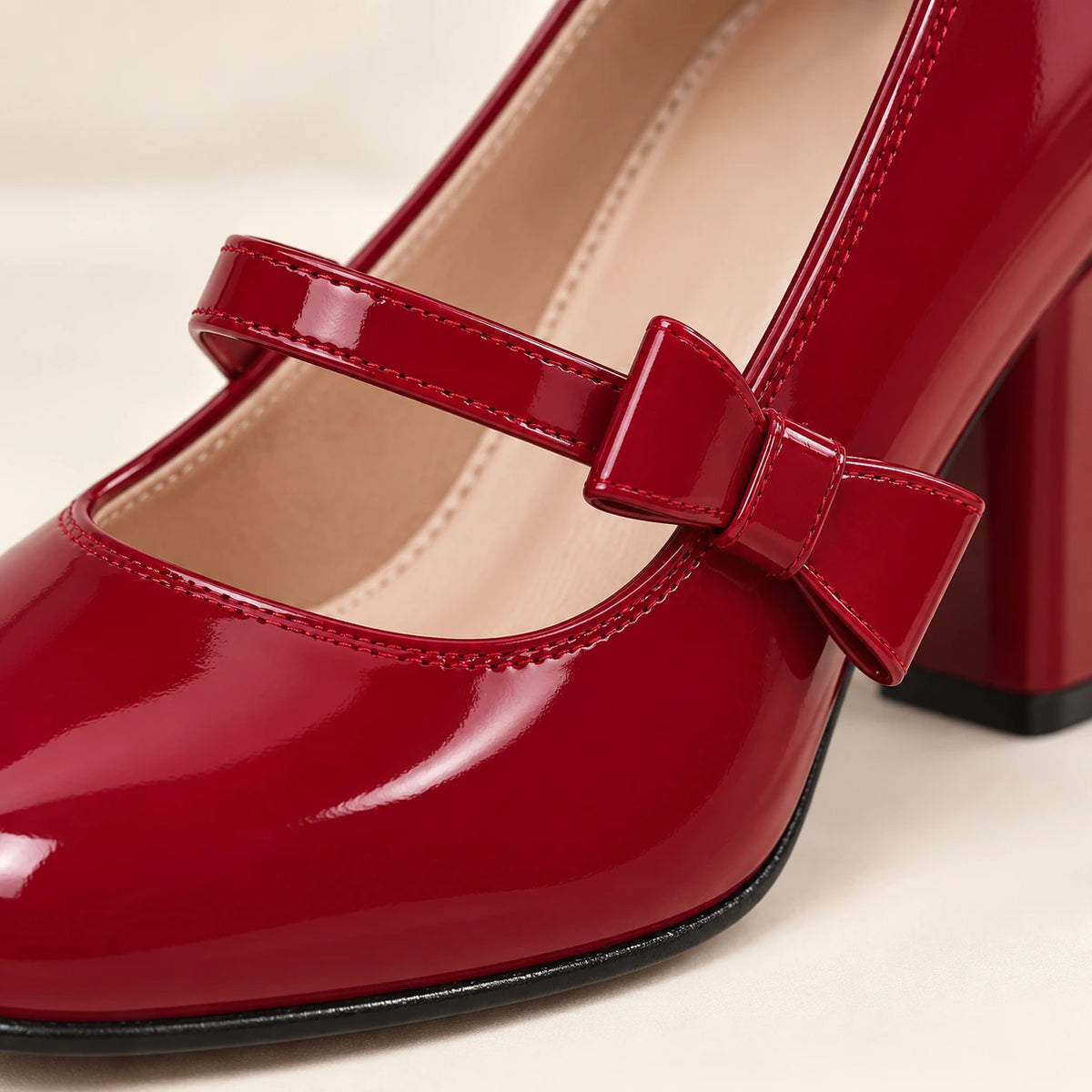 Detalhe do verniz, tira e laço do Sapato Mary Jane Amélie vermelho