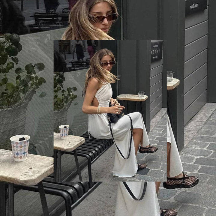 Mulher sentada fora de um um cáfe na rua tomando um café e usando Sapato Mary Jane Boneca Rede Preta Pescador