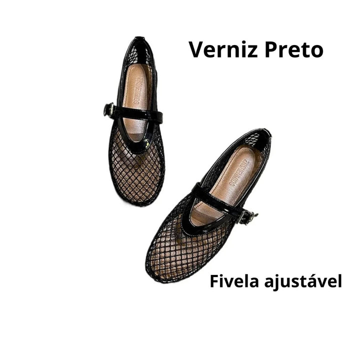 Destalhe vista de cima com fundo branco e texto verniz preto e fivela ajustável