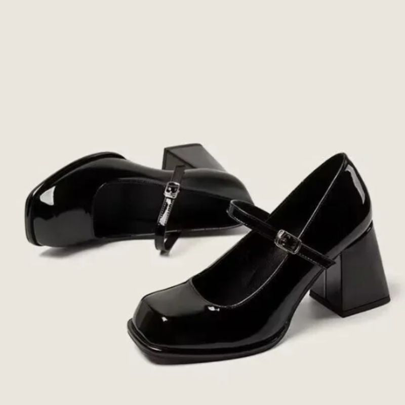 Sapato Mary Jane preto verniz salto bloco vista lateral de par com detalhe fivela