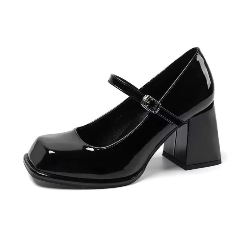 Sapato Mary Jane Salto Alto Vintage vista lateral com visão da tira do peito do pé e fivela