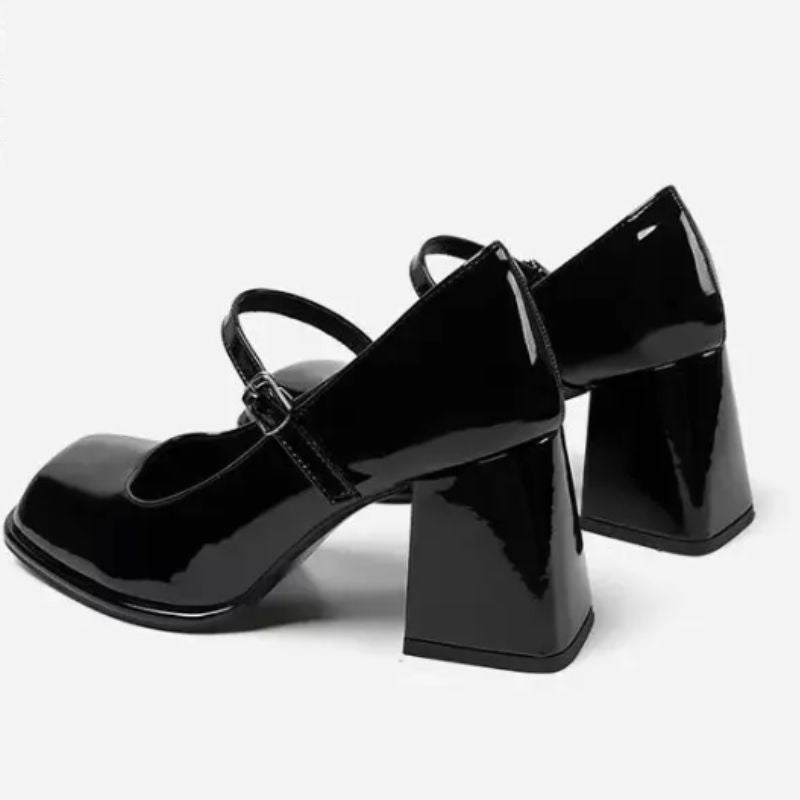 Par de sapatos Mary Jane preto verniz salto bloco – vista traseira com detalhe do salto e tira