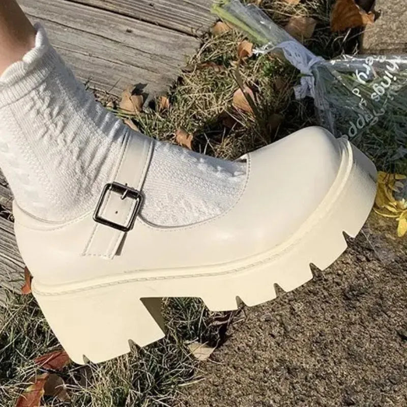 Sapato Mary Jane Tratorado Feminino Bege com meia soquete branca — look romântico Y2K, sola plataforma e fivela metálica| Loja Mary Jane