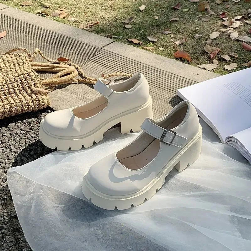 Par de Sapatos Mary Jane Tratorado Feminino Bege em composição editorial — sola plataforma no mesmo tom, fivela metálica e estética romântica boho | Loja Mary Jane