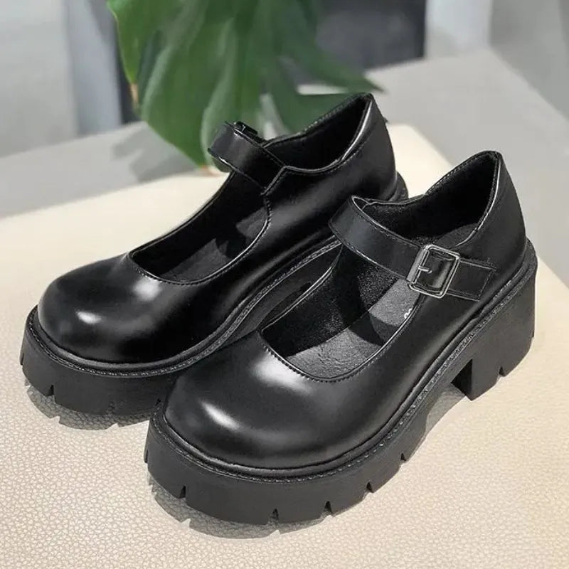 Par de Sapatos Mary Jane Tratorado Feminino Preto Fosco — Fivela Metálica, Recorte Lateral e Sola Plataforma Robusta | Loja Mary Jane