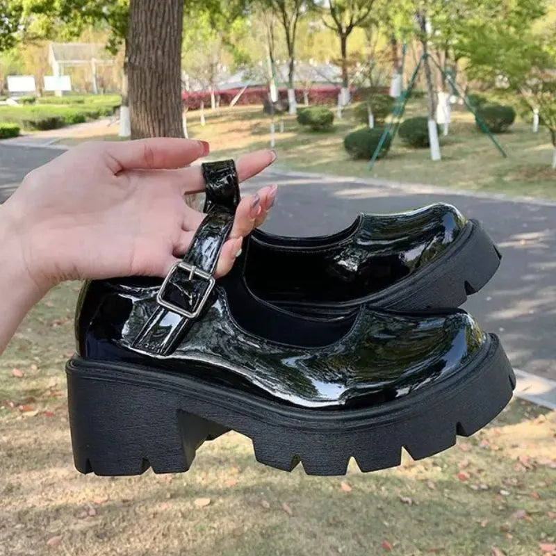 Sapato Mary Jane Tratorado Feminino Preto Verniz em detalhe — couro sintético de alto brilho, fivela prateada e sola plataforma tratorada | Loja Mary Jane