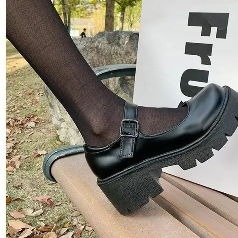 Sapato Mary Jane Tratorado Feminino Preto Fosco com meia-calça — look editorial urbano, fivela metálica e sola plataforma | Loja Mary Jane