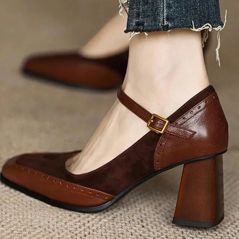 Lifestyle com modelo — terno off-white, "Scarpin Mary Jane Vintage Feminino Marrom sendo usado por modelo, estilo executivo elegante, salto grosso flare brogue em destaque, perfeito para escritório e eventos"