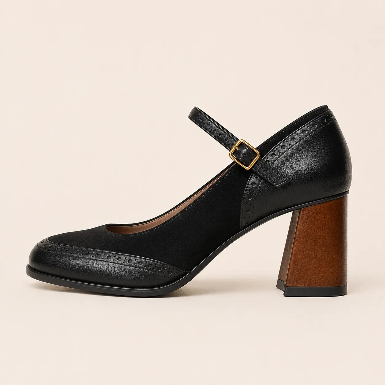 scarpin Mary Jane preto, cabedal em couro sintético preto liso com detalhes brogue perfurados no bico e lateral, tira  com fivela dourada, salto grosso flare em na cor marrom, bico quadrado. Foto editorial limpa e elegante.
