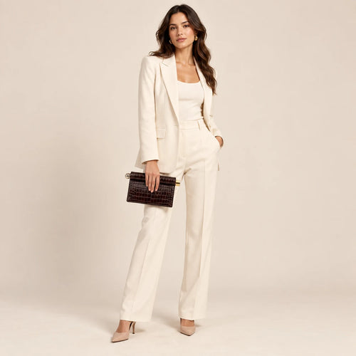 Modelo feminina de corpo inteiro usando bolsa clutch café croco Lumière