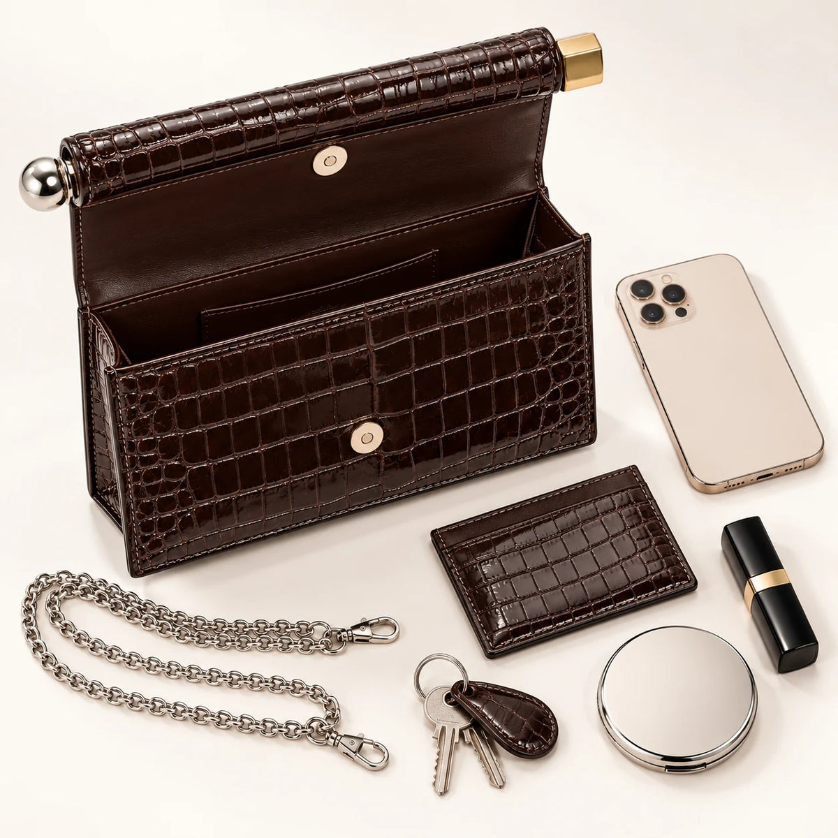 Capacidade interna da bolsa clutch café croco Lumière