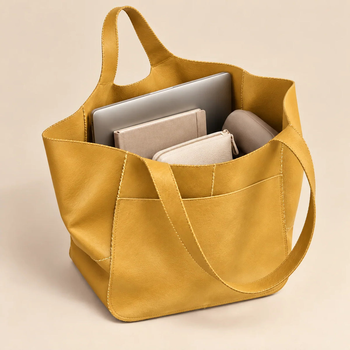 Bolsa shopper amarela Renata aberta com notebook, caderno e objetos do dia a dia