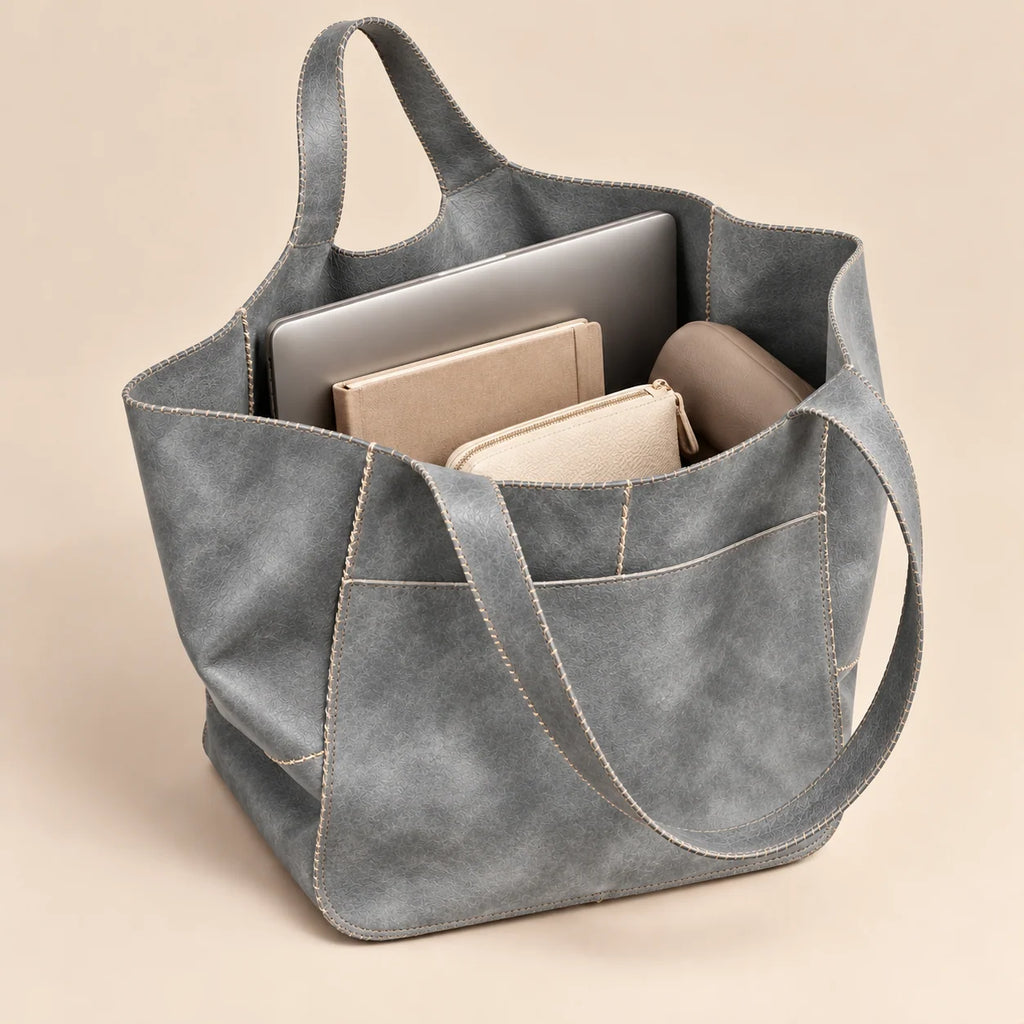 Bolsa shopper cinza Renata aberta com notebook, caderno e objetos do dia a dia