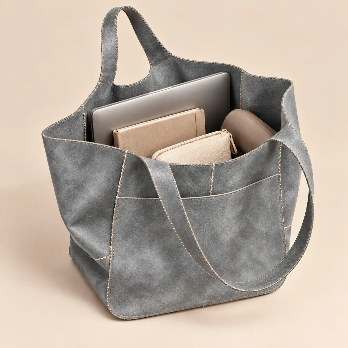 Bolsa shopper cinza Renata aberta com notebook, caderno e objetos do dia a dia