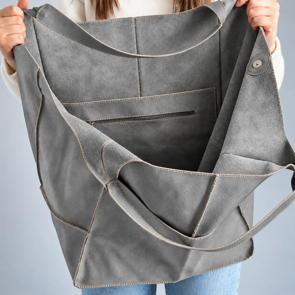 Interior da bolsa cinza Renata com bolso com zíper e botão de fechamento