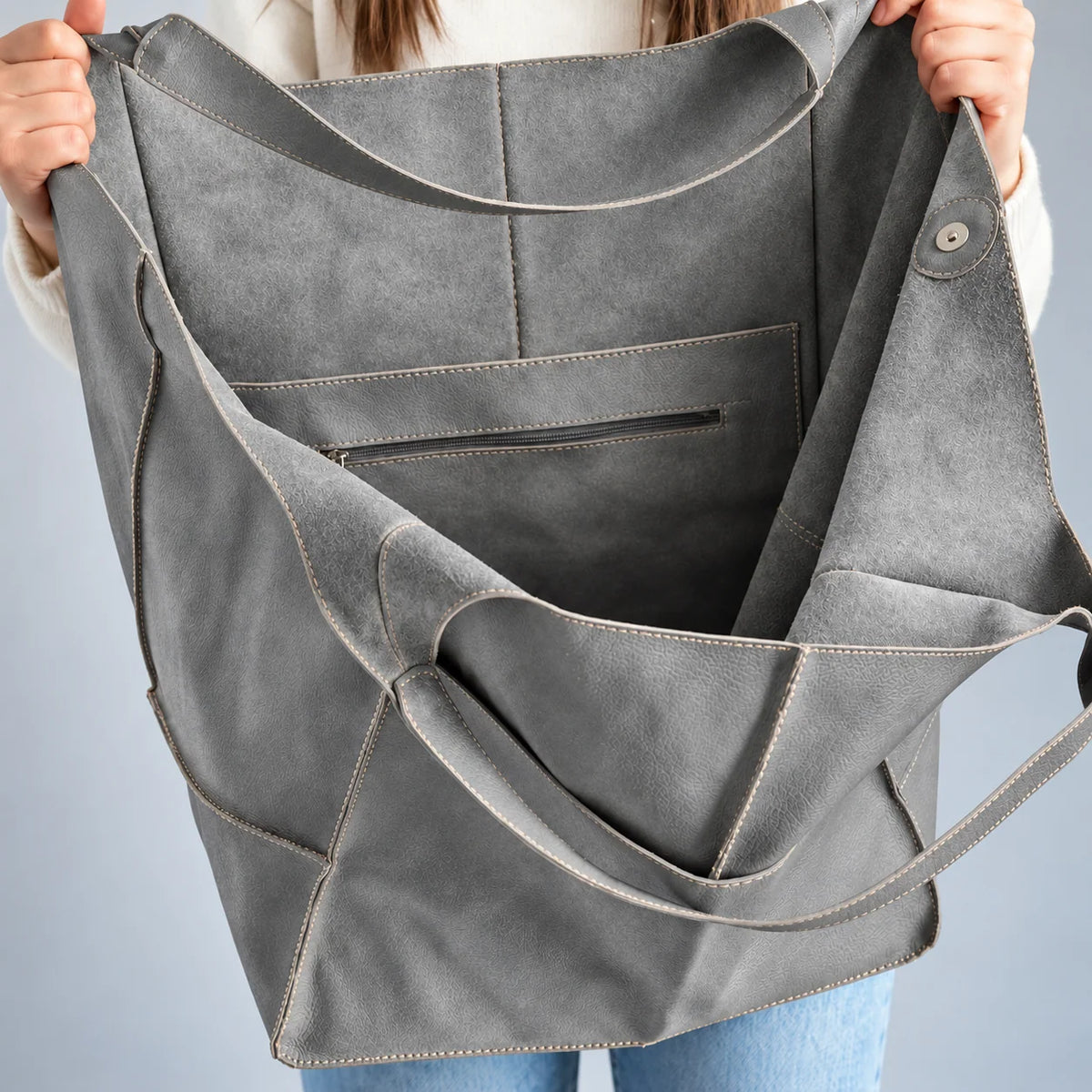 Interior da bolsa cinza Renata com bolso com zíper e botão de fechamento