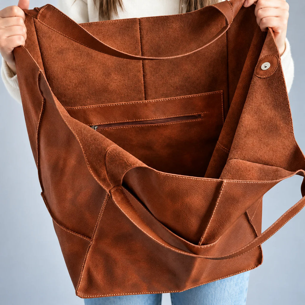 Interior da bolsa marrom Renata com bolso com zíper e botão de fechamento