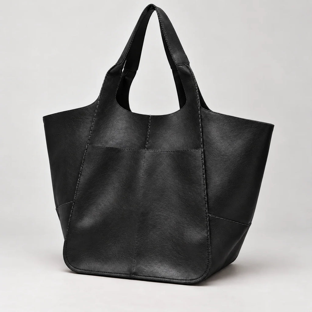 Bolsa shopper preta Renata em ângulo complementar mostrando bolso e lateral