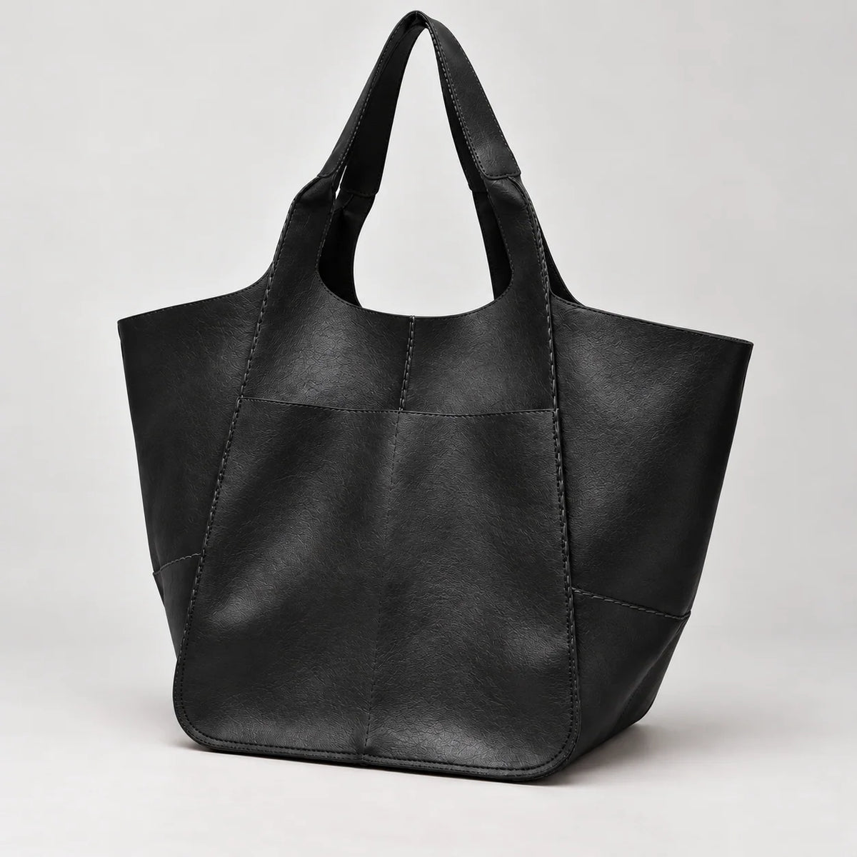 Bolsa shopper preta Renata em ângulo complementar mostrando bolso e lateral