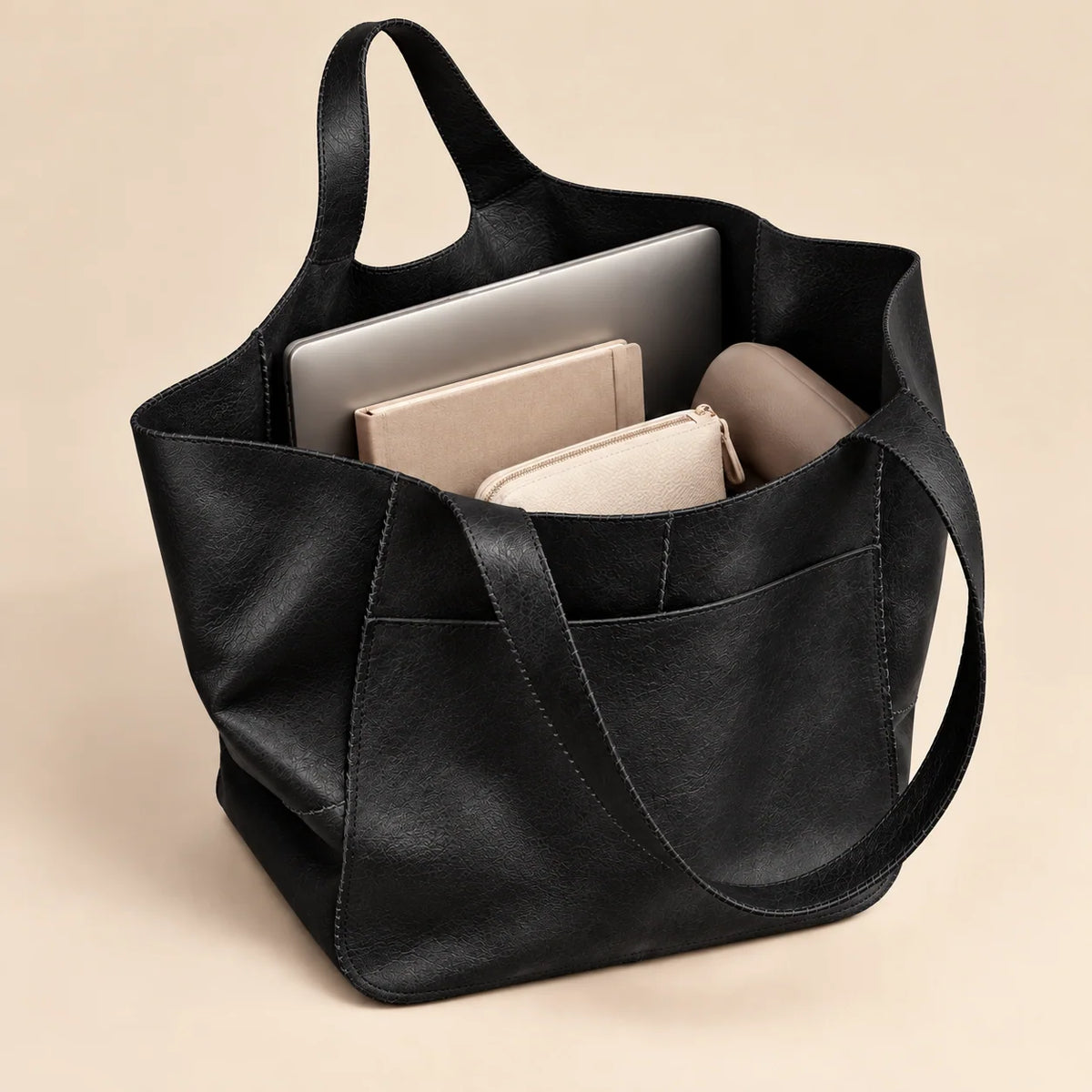 Bolsa shopper preta Renata aberta com notebook, caderno e objetos do dia a dia