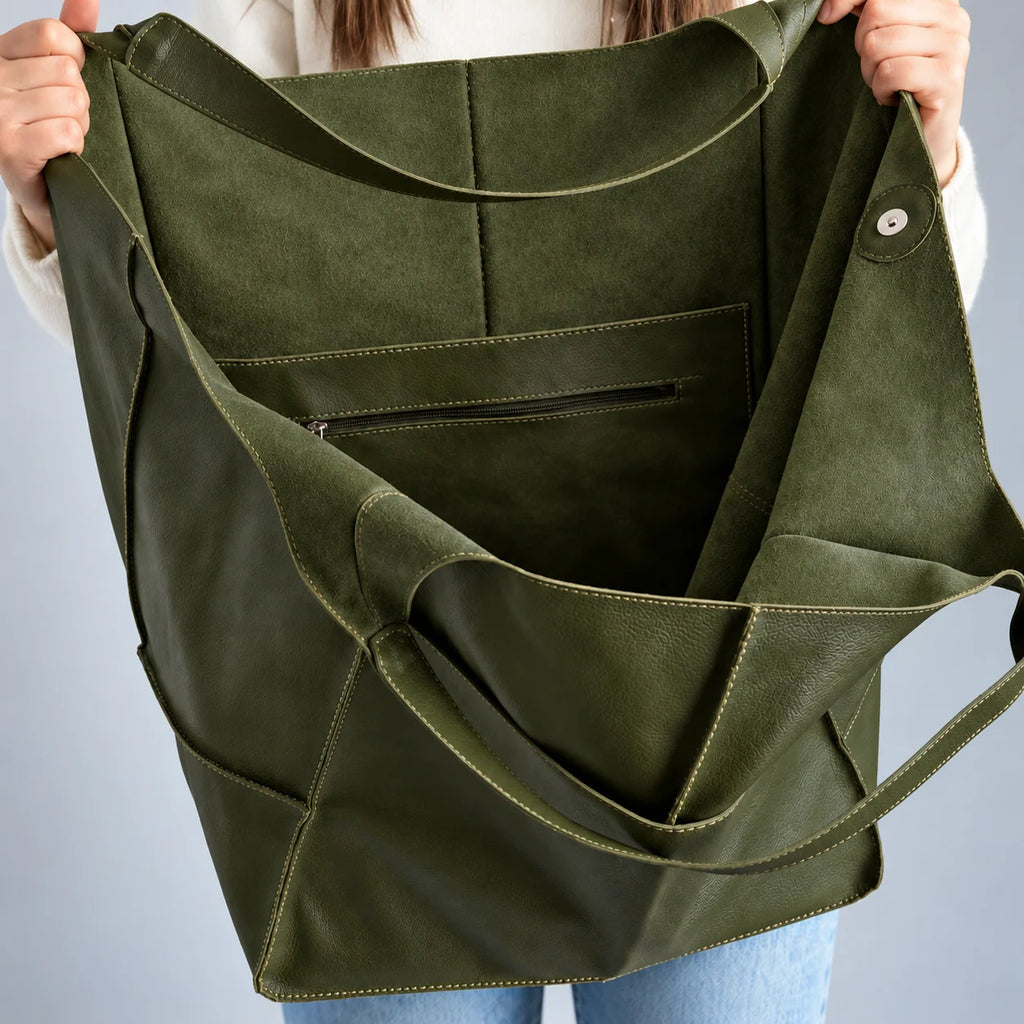Interior da bolsa verde Renata com bolso com zíper e botão de fechamento