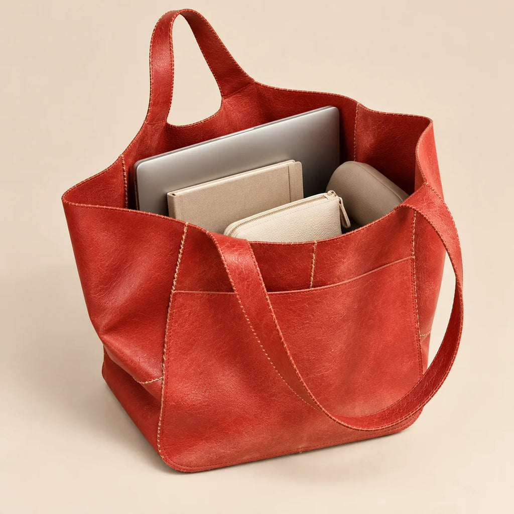 Bolsa shopper vermelha Renata aberta com notebook, caderno e objetos do dia a dia