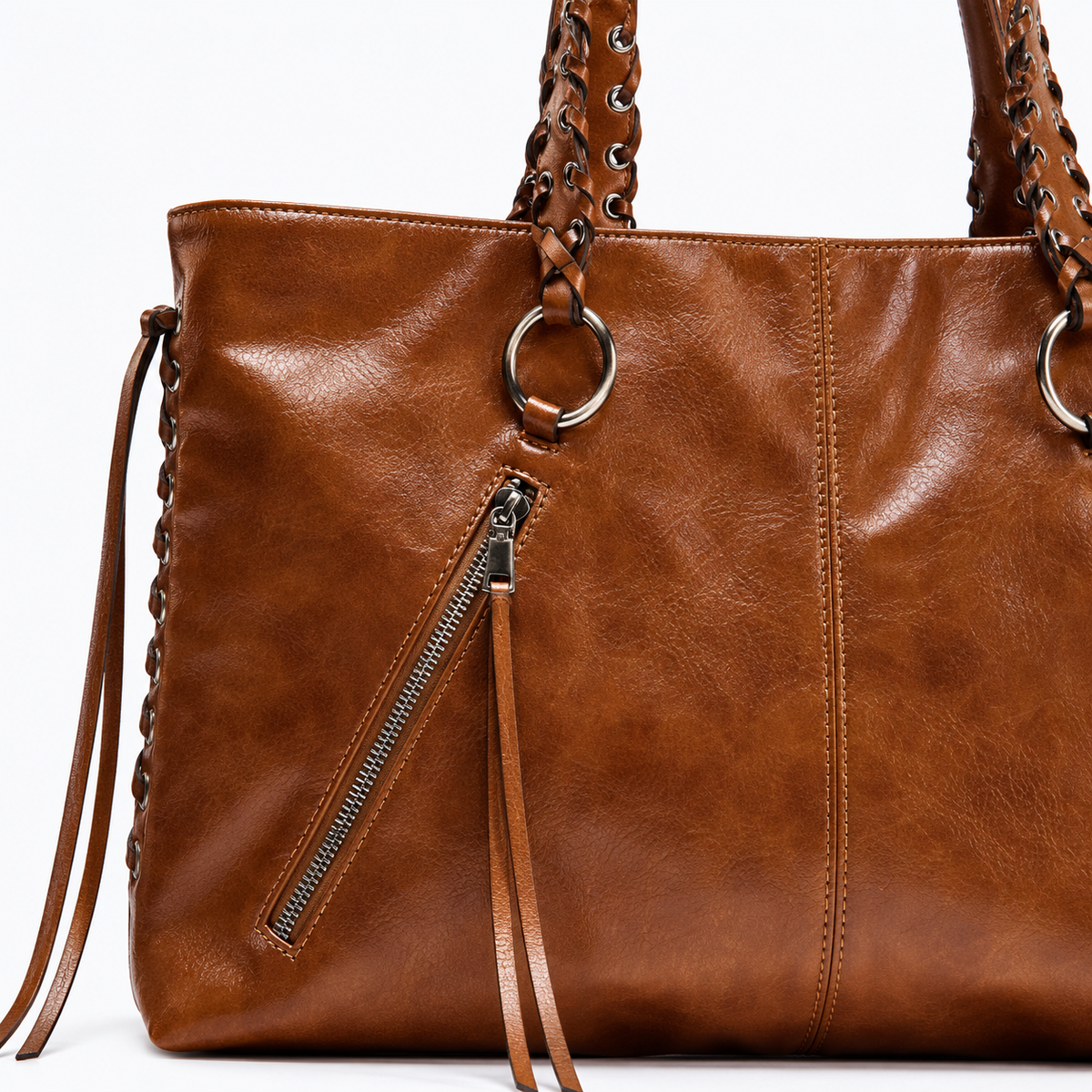 Detalhe da textura e ferragens da Bolsa Tote Margot marrom